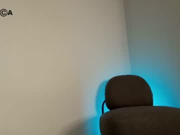 https://x.com/hollyextra